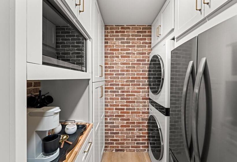 Modern Cabin W/ Hot Tub & Foliage Views!