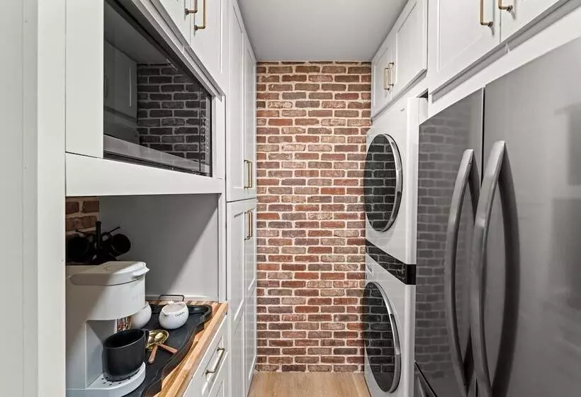 Modern Cabin W/ Hot Tub & Foliage Views!
