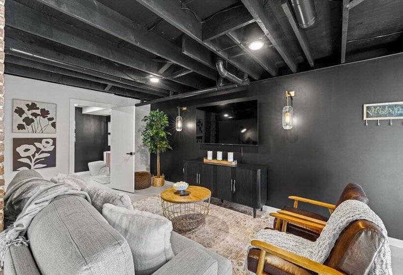 Modern Cabin W/ Hot Tub & Foliage Views!