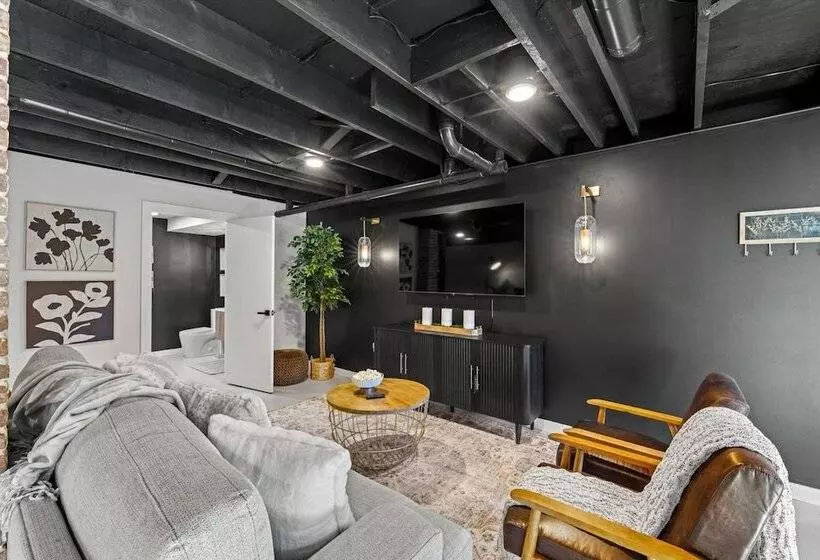 Modern Cabin W/ Hot Tub & Foliage Views!