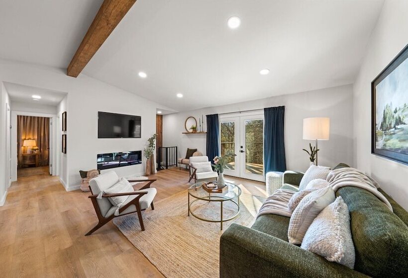 Modern Cabin W/ Hot Tub & Foliage Views!