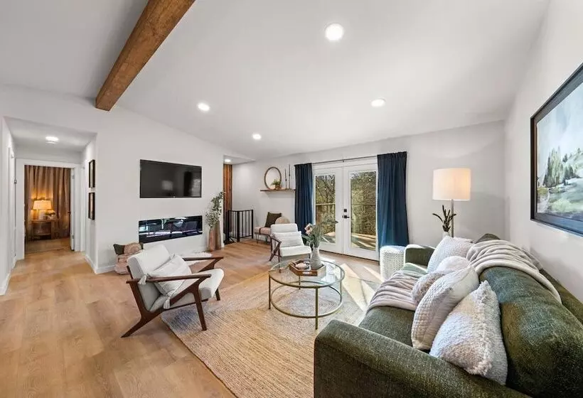 Modern Cabin W/ Hot Tub & Foliage Views!