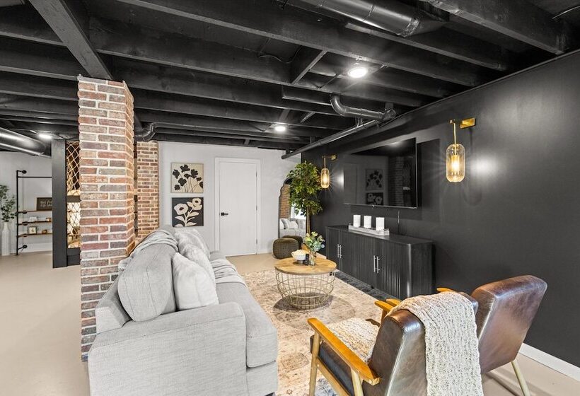 Modern Cabin W/ Hot Tub & Foliage Views!