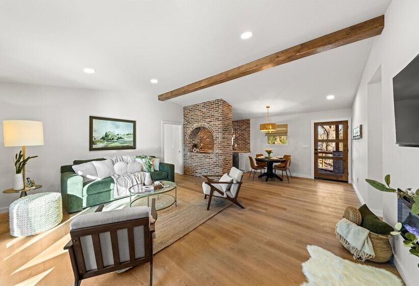 Modern Cabin W/ Hot Tub & Foliage Views!