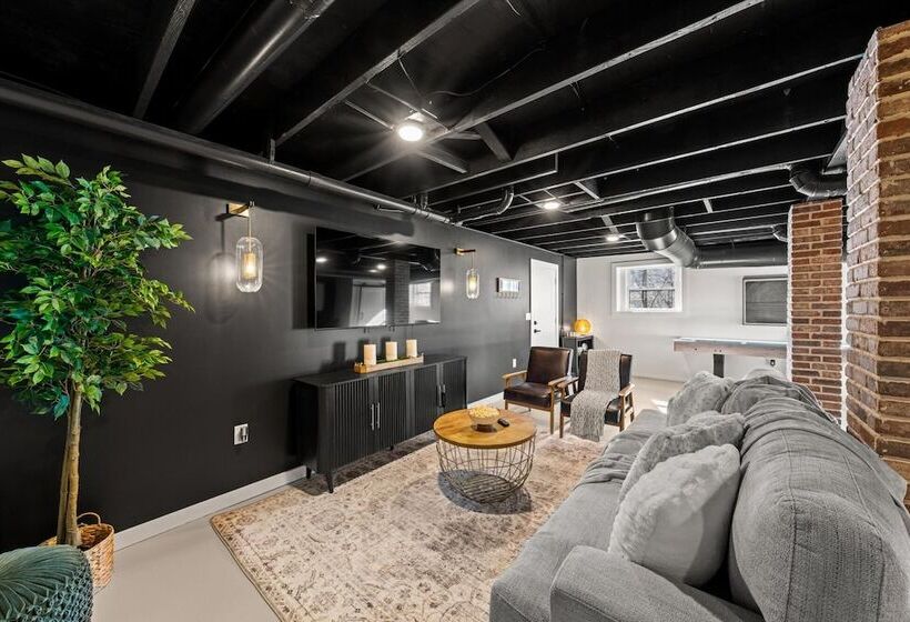 Modern Cabin W/ Hot Tub & Foliage Views!