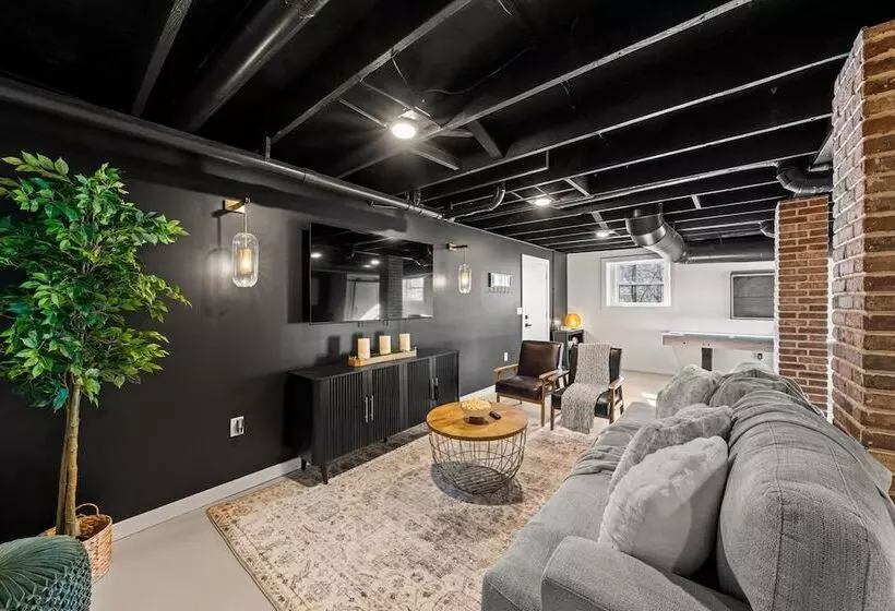 Modern Cabin W/ Hot Tub & Foliage Views!