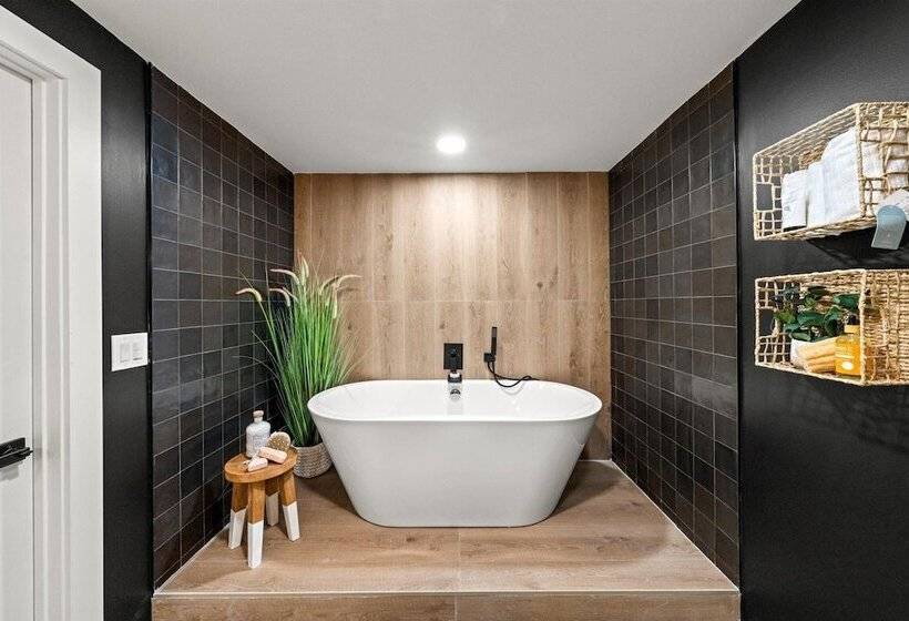 Modern Cabin W/ Hot Tub & Foliage Views!