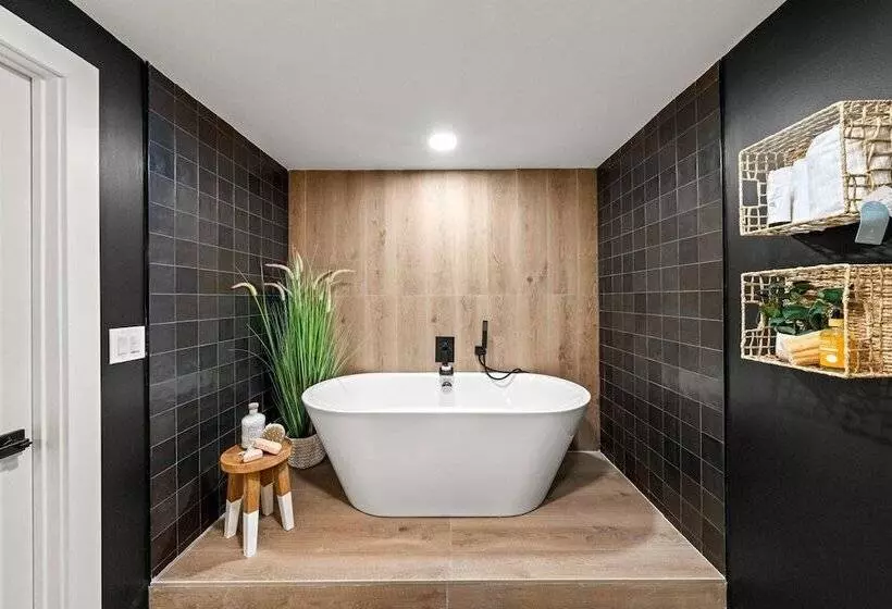 Modern Cabin W/ Hot Tub & Foliage Views!