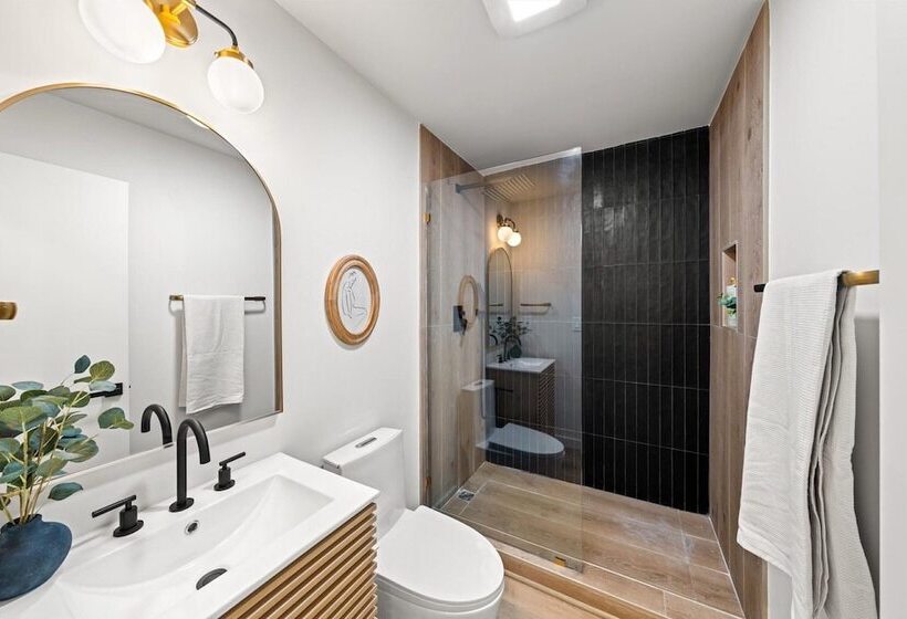 Modern Cabin W/ Hot Tub & Foliage Views!