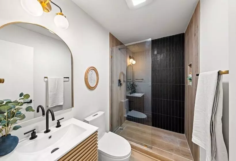 Modern Cabin W/ Hot Tub & Foliage Views!