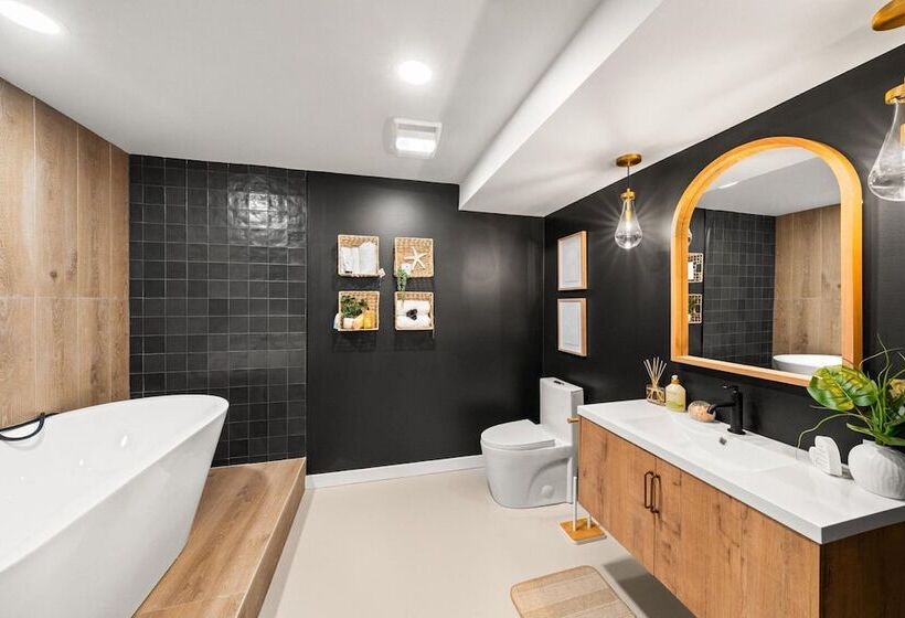 Modern Cabin W/ Hot Tub & Foliage Views!