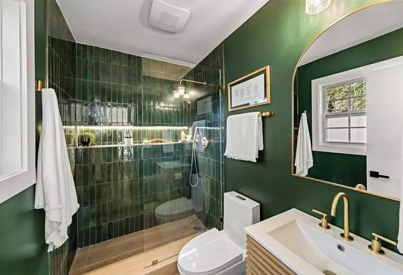 Modern Cabin W/ Hot Tub & Foliage Views!