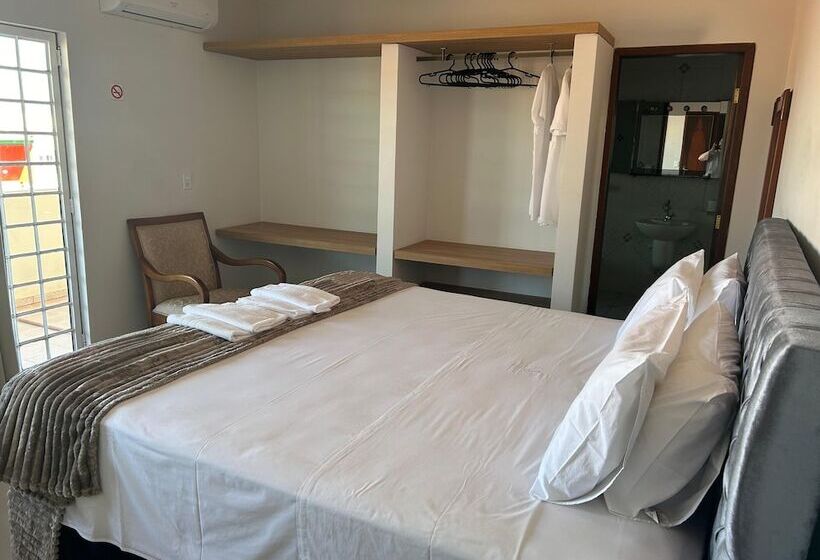 هتل Italian Palace