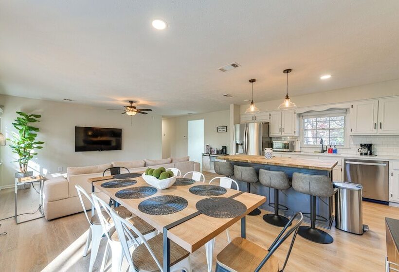 Inviting Columbus Home W/ Deck: 7 Mi To Downtown!