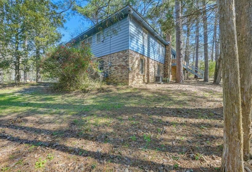 Inviting Columbus Home W/ Deck: 7 Mi To Downtown!