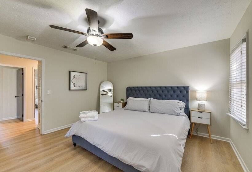 Inviting Columbus Home W/ Deck: 7 Mi To Downtown!