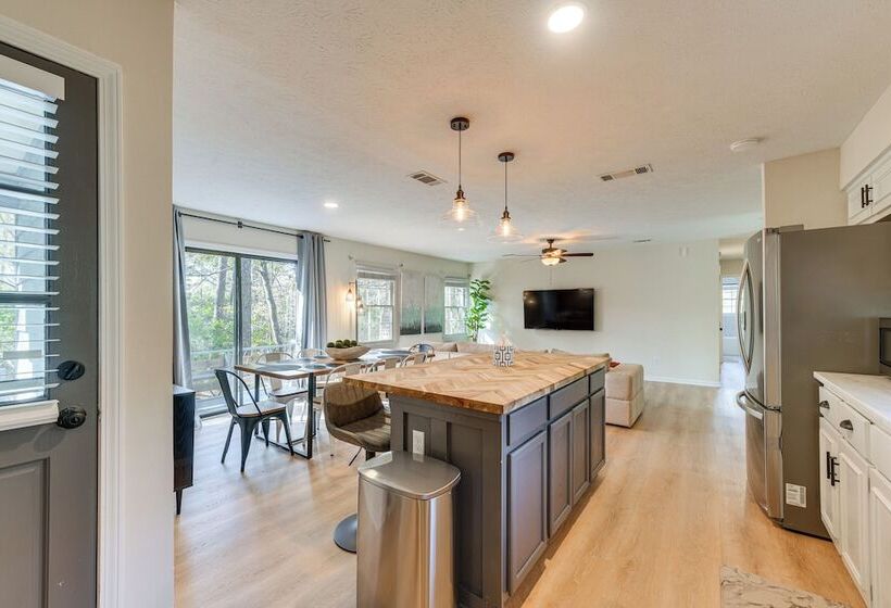 Inviting Columbus Home W/ Deck: 7 Mi To Downtown!