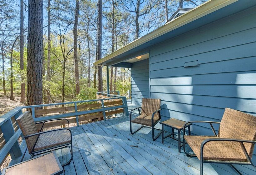 Inviting Columbus Home W/ Deck: 7 Mi To Downtown!