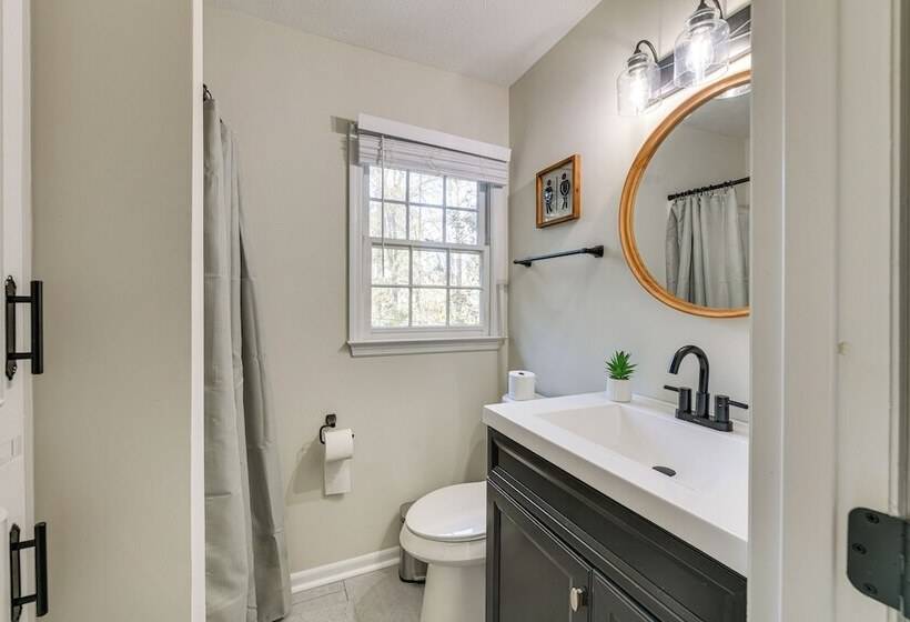 Inviting Columbus Home W/ Deck: 7 Mi To Downtown!