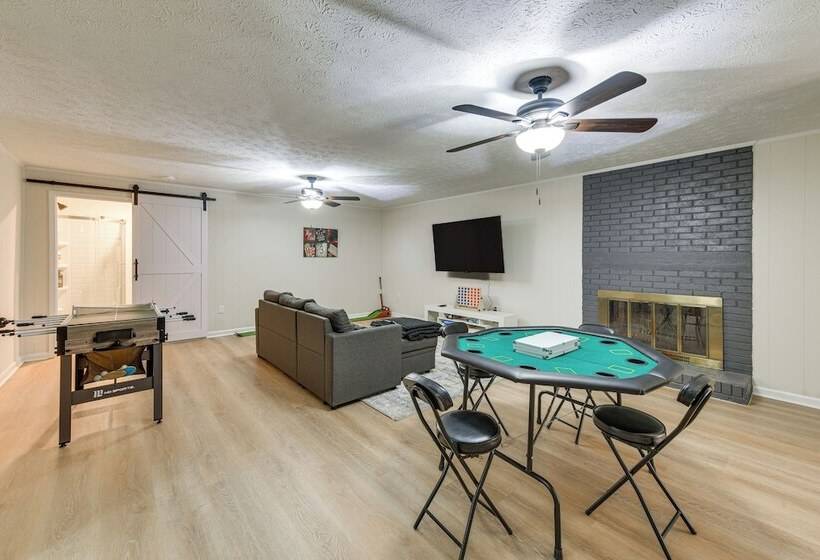 Inviting Columbus Home W/ Deck: 7 Mi To Downtown!