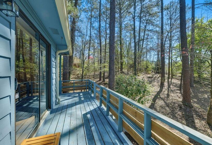 Inviting Columbus Home W/ Deck: 7 Mi To Downtown!