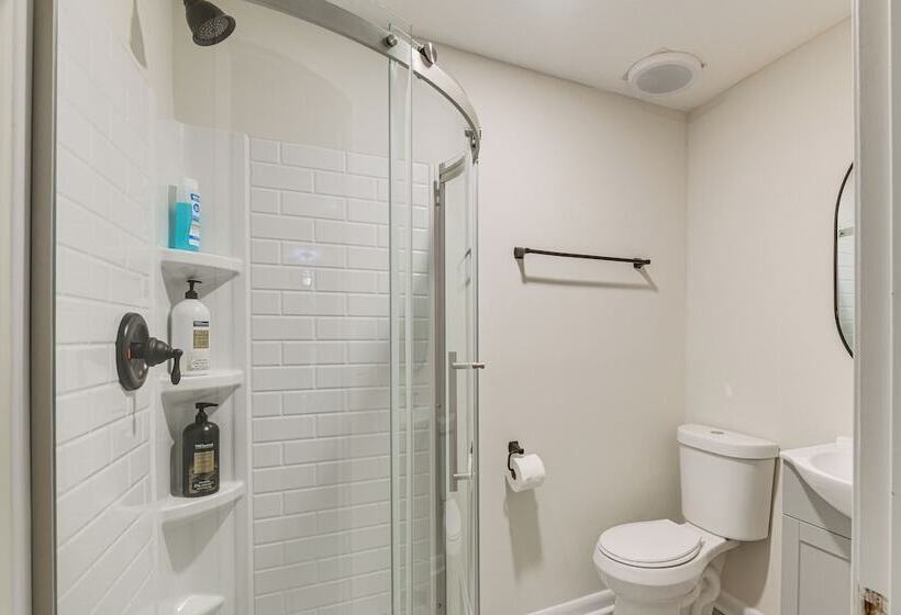 Inviting Columbus Home W/ Deck: 7 Mi To Downtown!