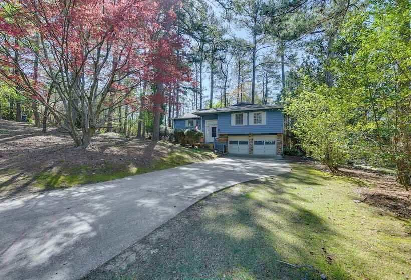 Inviting Columbus Home W/ Deck: 7 Mi To Downtown!