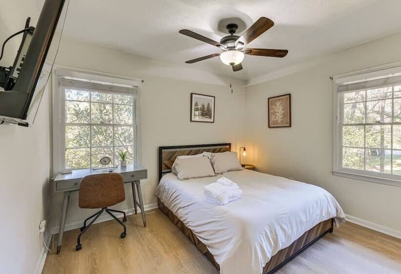 Inviting Columbus Home W/ Deck: 7 Mi To Downtown!