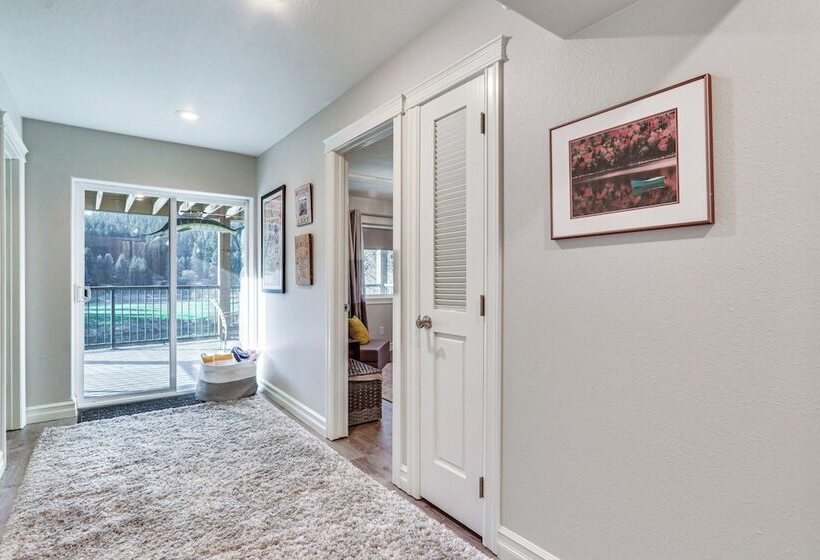 Lakefront Coeur D Alene Home W/ Deck + Shared Dock