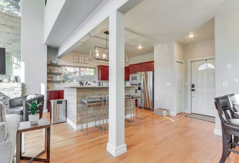 Lakefront Coeur D Alene Home W/ Deck + Shared Dock