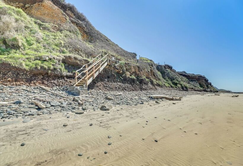 Oceanfront Yachats Cottage W/ View & Beach Access!