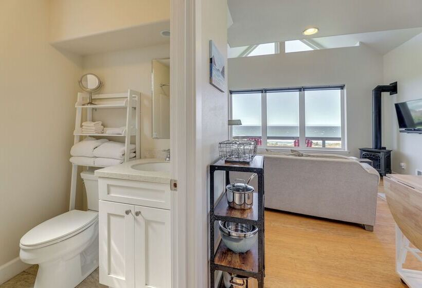 Oceanfront Yachats Cottage W/ View & Beach Access!