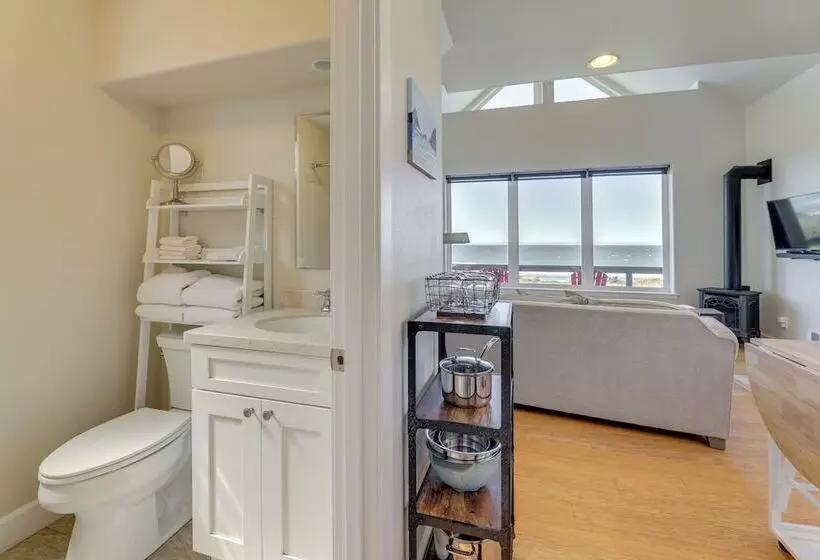 Oceanfront Yachats Cottage W/ View & Beach Access!