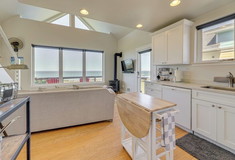 Oceanfront Yachats Cottage W/ View & Beach Access!