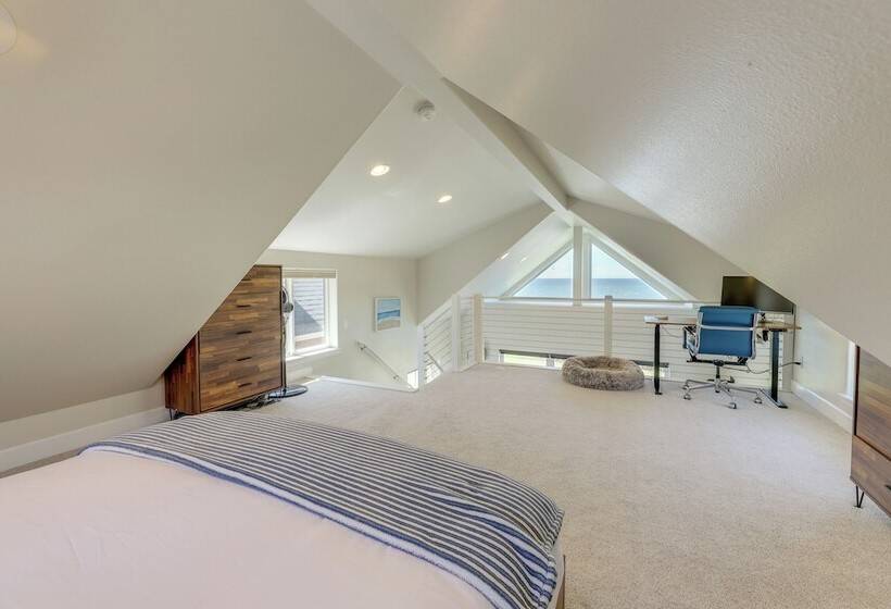 Oceanfront Yachats Cottage W/ View & Beach Access!