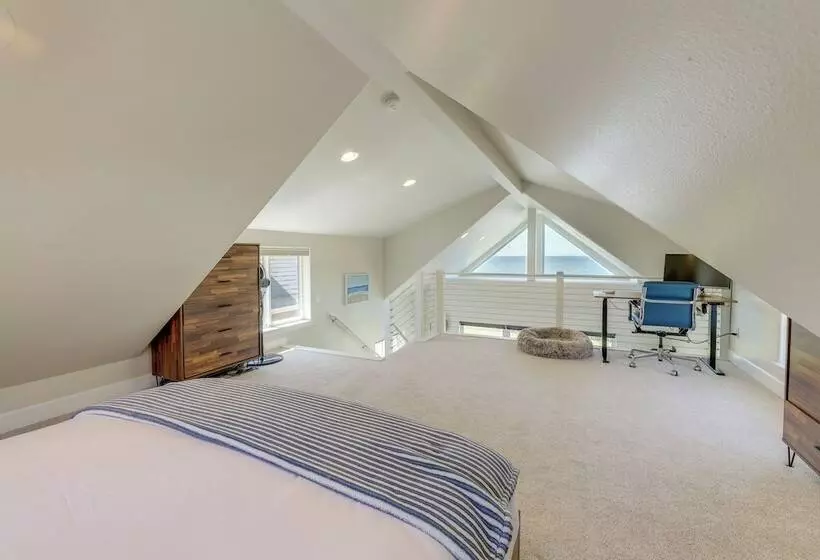 Oceanfront Yachats Cottage W/ View & Beach Access!