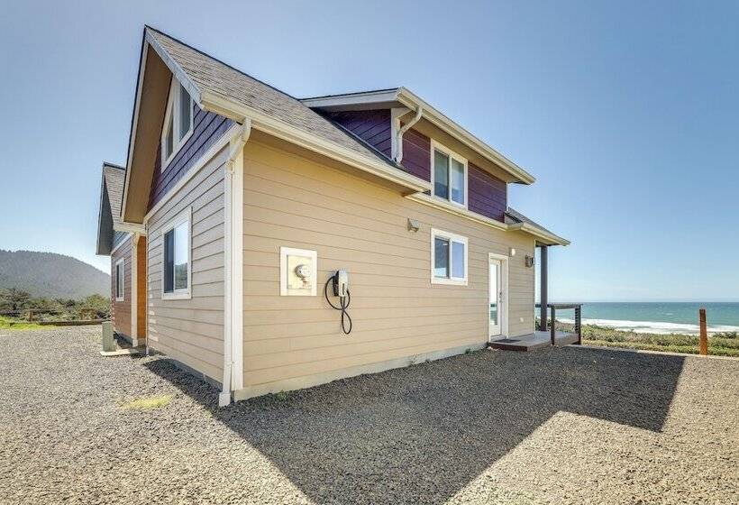 Oceanfront Yachats Cottage W/ View & Beach Access!