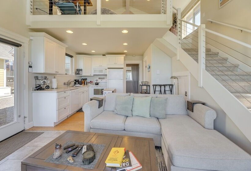 Oceanfront Yachats Cottage W/ View & Beach Access!