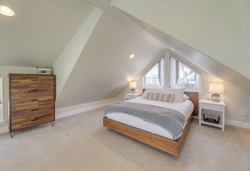 Oceanfront Yachats Cottage W/ View & Beach Access!