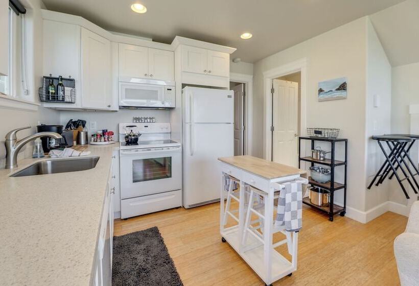 Oceanfront Yachats Cottage W/ View & Beach Access!