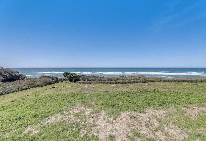 Oceanfront Yachats Cottage W/ View & Beach Access!