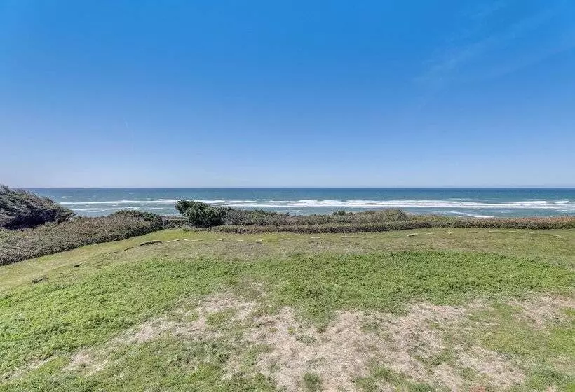 Oceanfront Yachats Cottage W/ View & Beach Access!