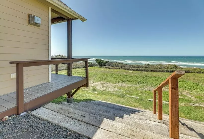 Oceanfront Yachats Cottage W/ View & Beach Access!