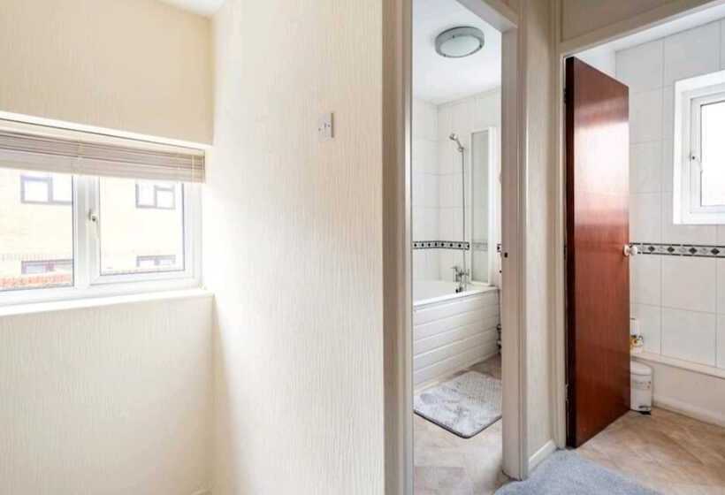 레지던스 3br House/garden/patio/7 Guests/fireplace/parking