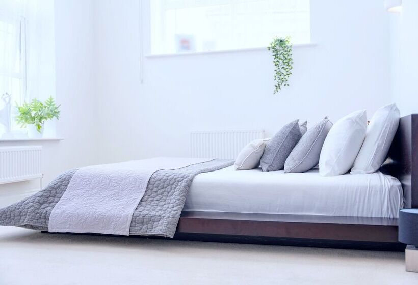 住所 Stunning 4 Bed House In Camberley