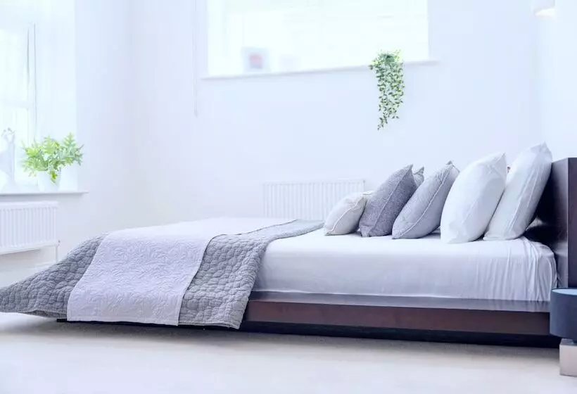 Residenssi Stunning 4 Bed House In Camberley