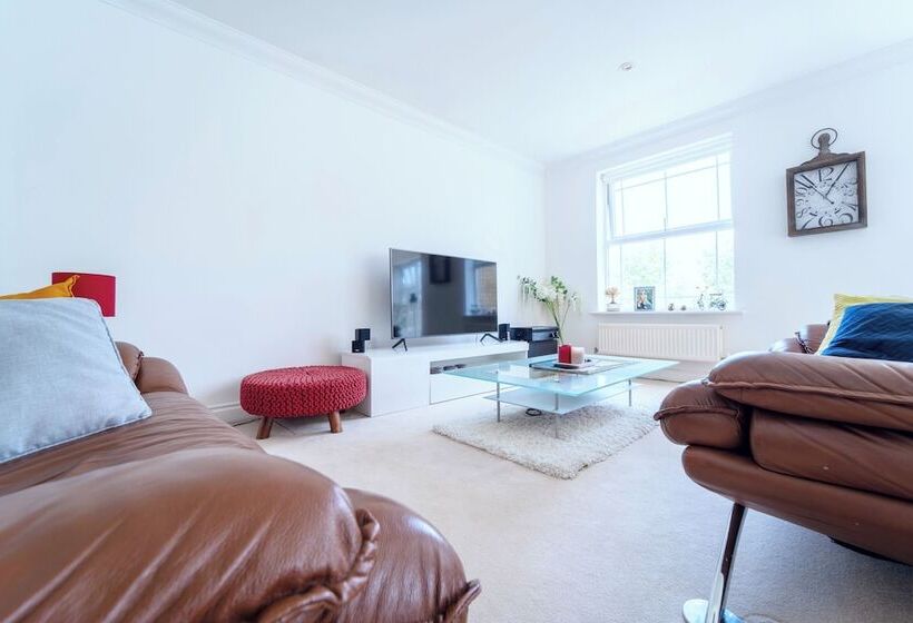住所 Stunning 4 Bed House In Camberley