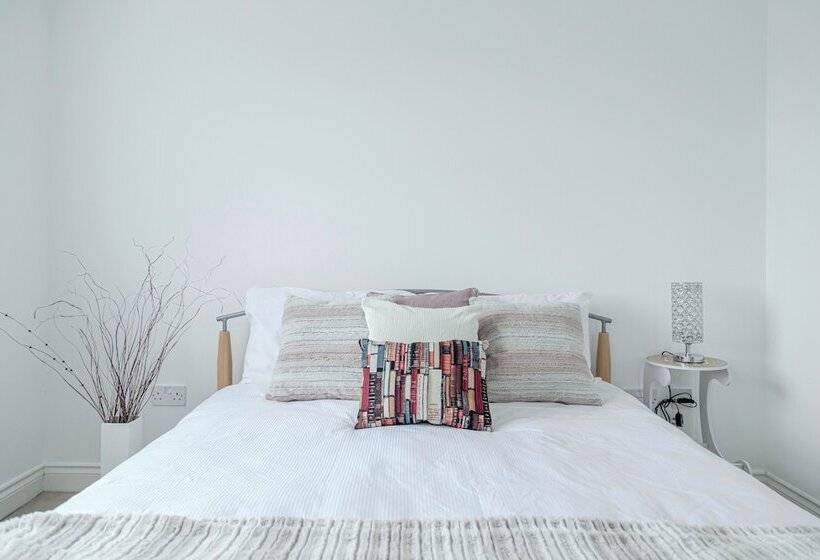 住所 Stunning 4 Bed House In Camberley