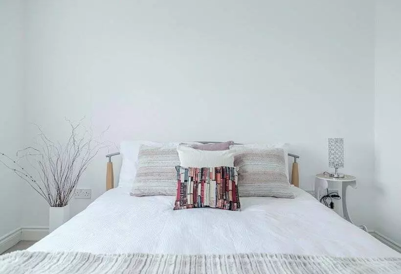 Residenssi Stunning 4 Bed House In Camberley