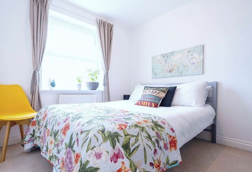 住所 Stunning 4 Bed House In Camberley